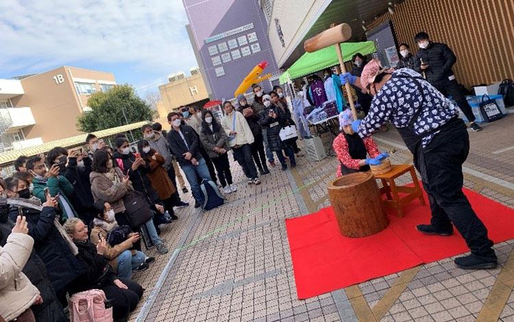 Mochi pounding performance