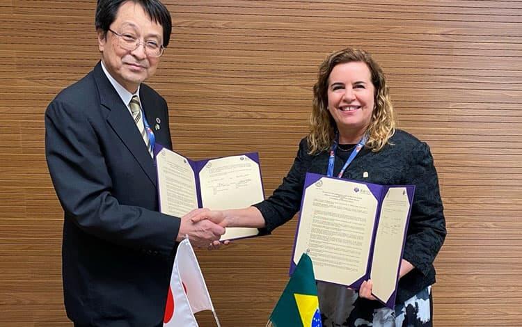 With UFMG Rector Goulart Almida Sandra, after the signing of the agreement