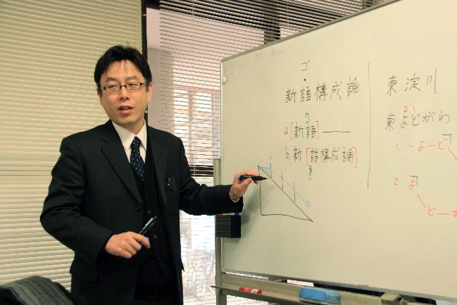 言語の文法(規則性)は、構文だけでなく音にもある。微妙な音の違いを聞き分けるには良い耳が必要。