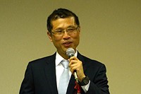 納豆文化に関する講演では巧みな話術で聴衆を沸かせる。2014年5月の「第10回納豆健康学セミナー」にて(写真提供:全国納豆協同組合連合会HP)