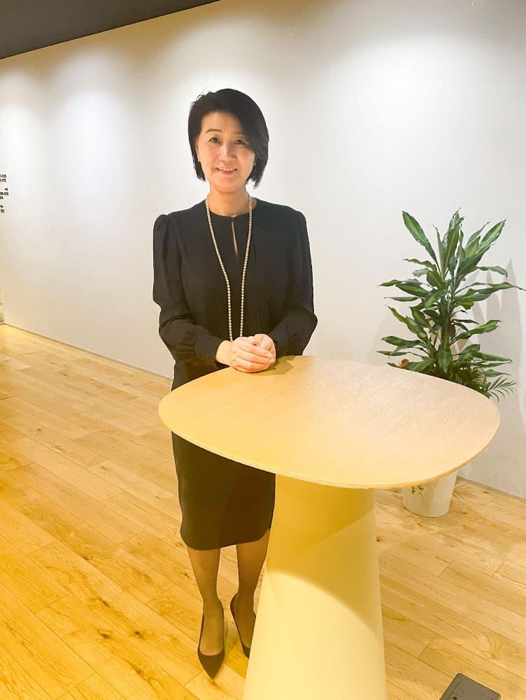 インタビュー時の本徳 亜矢子さん