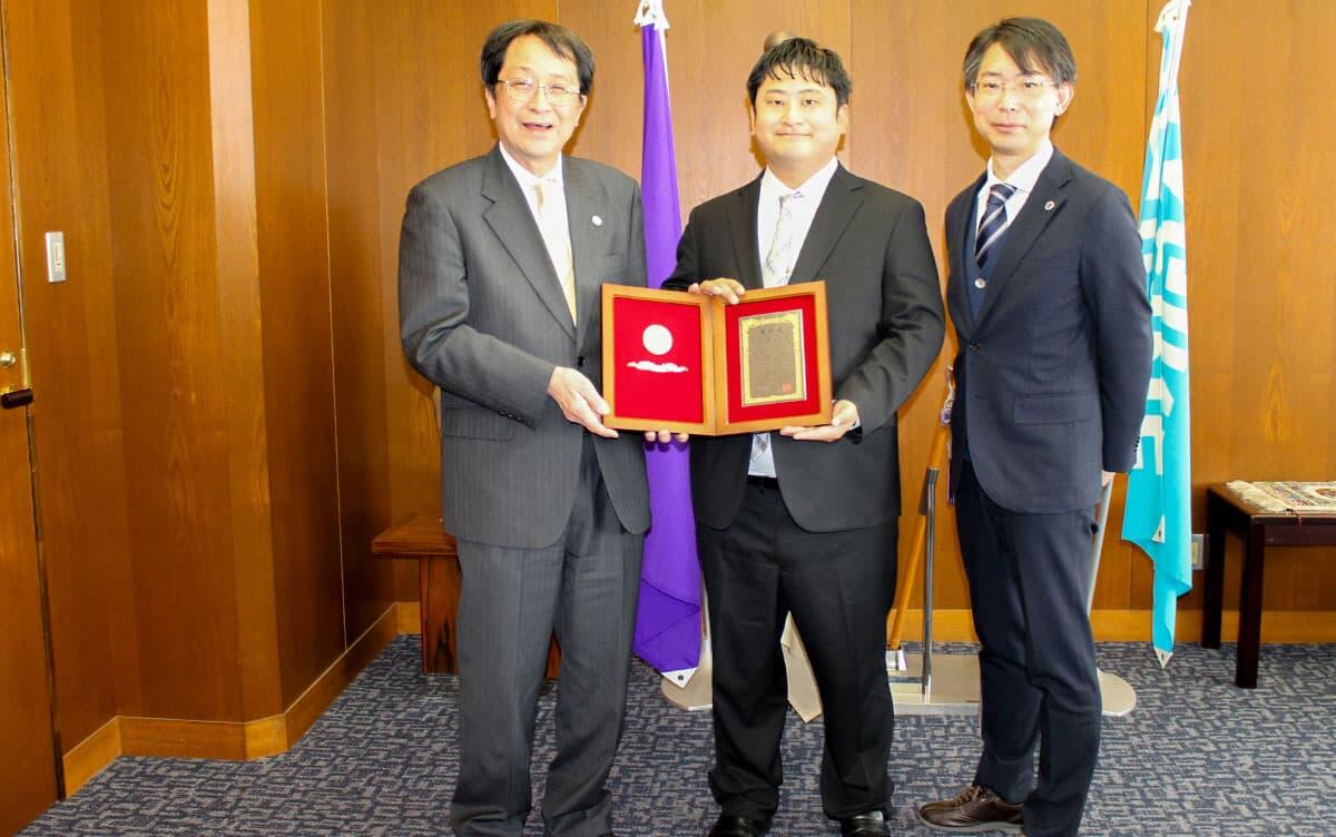 写真：左から永田学長、宮川准教授、重田副学長