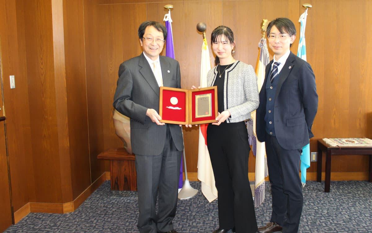 写真：左から永田学長、粉川准教授、重田副学長