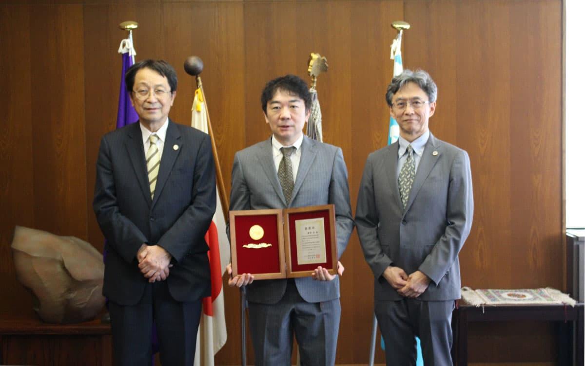 左から永田学長、櫻井教授、遠藤副学長