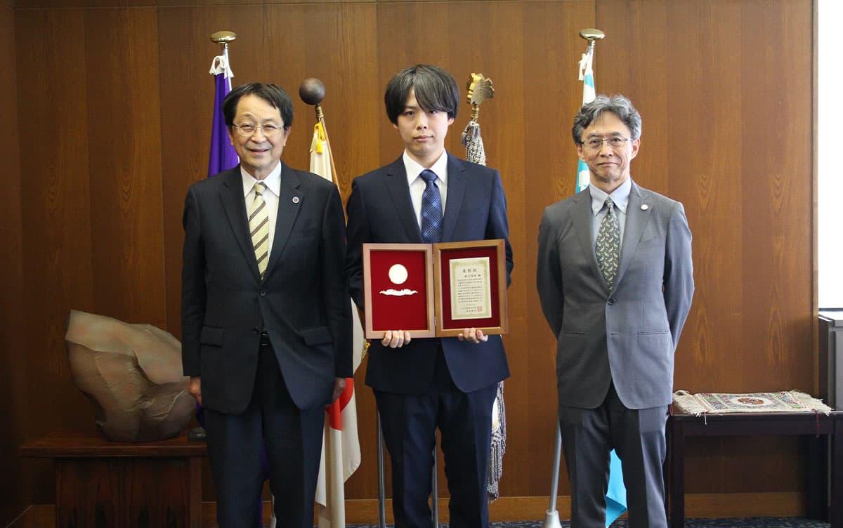 左から永田学長、塩川准教授、遠藤副学長