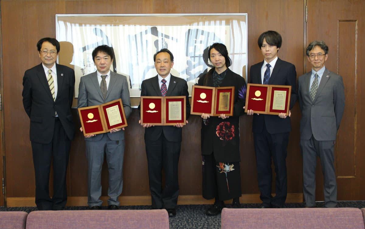 左から永田学長、落合准教授、遠藤副学長