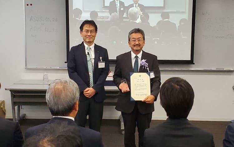 教授受賞の写真