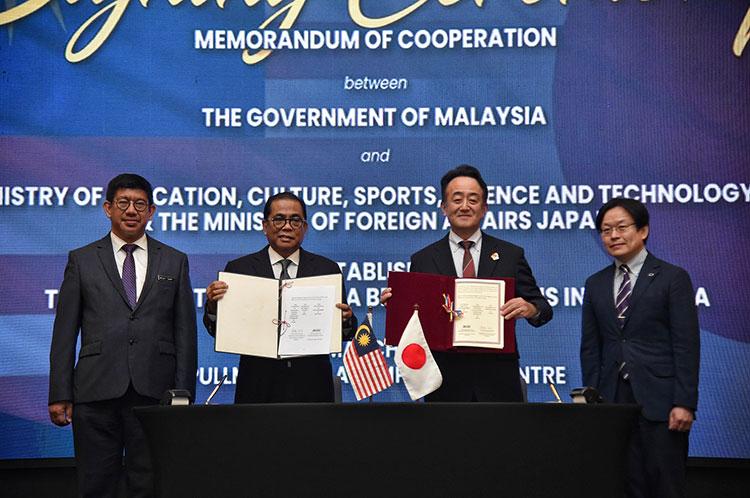 Picture of MOC Signing Ceremony From the left, YBhg. Dato' Dr. Megat Sany Megat Ahmad Supian Y.B. Dato' Seri Haji Mohamed Khaled bin Nordin H.E. Ambassador TAKAHASHI Katsuhiko Prof. Dr. TSUJIMURA Maki