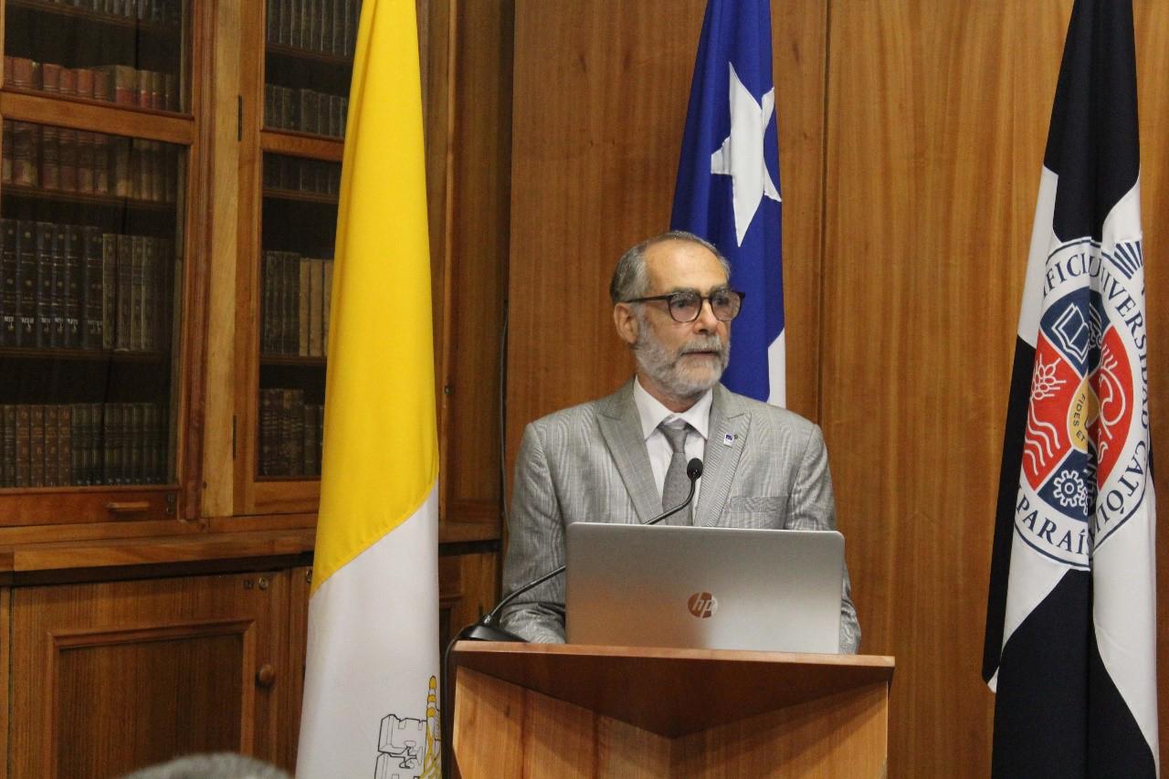 Prof. Orfos explained the achievements of Prof. Isoda.