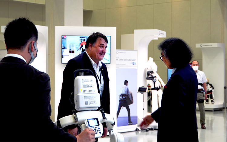 山海教授（CYBERDYNE社長）から説明を受けるPaul学長