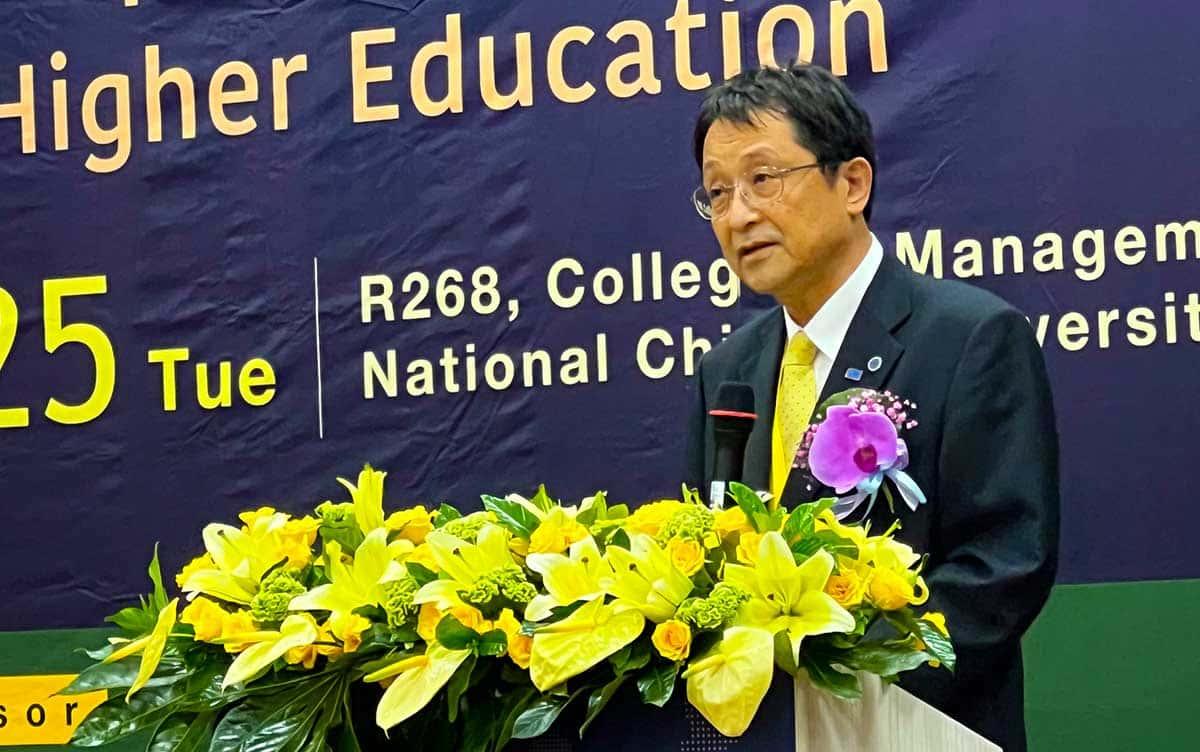 授賞式にてスピーチを行う永田学長g