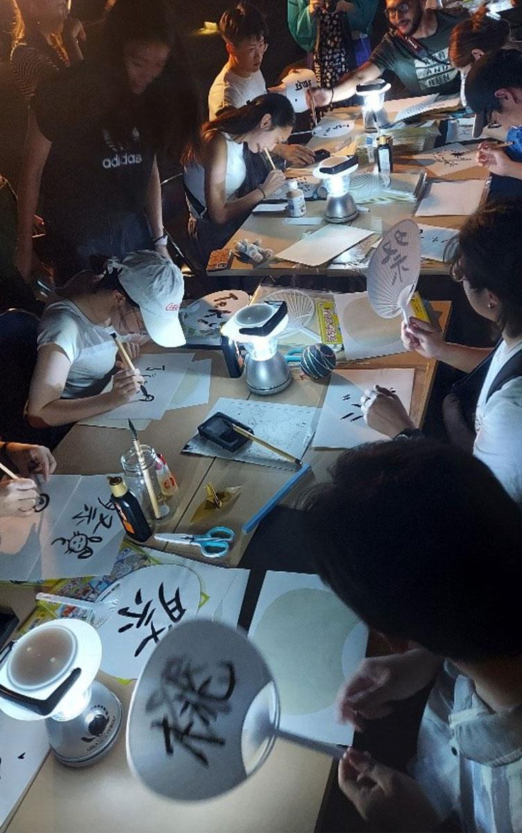 ウチワ作りを楽しむ