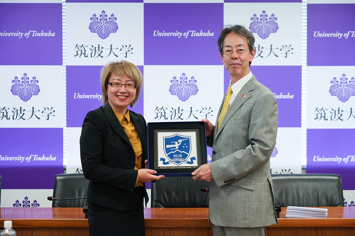 池田副学長とHa Le Kim Anhハノイ国家大学外国語大学副学長