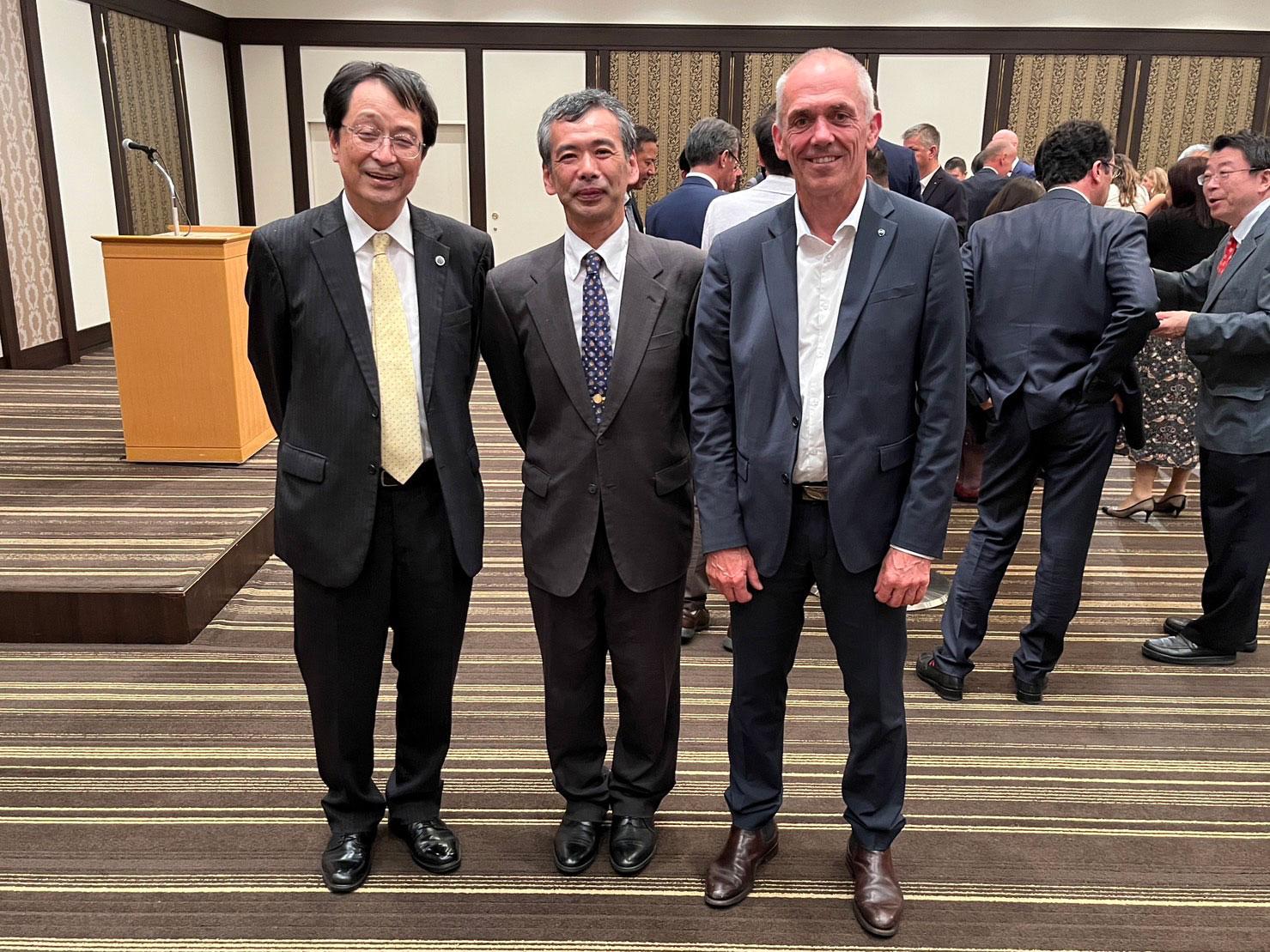 左から、永田学長、黒田教授、CNRS理事長Antoine Petit氏