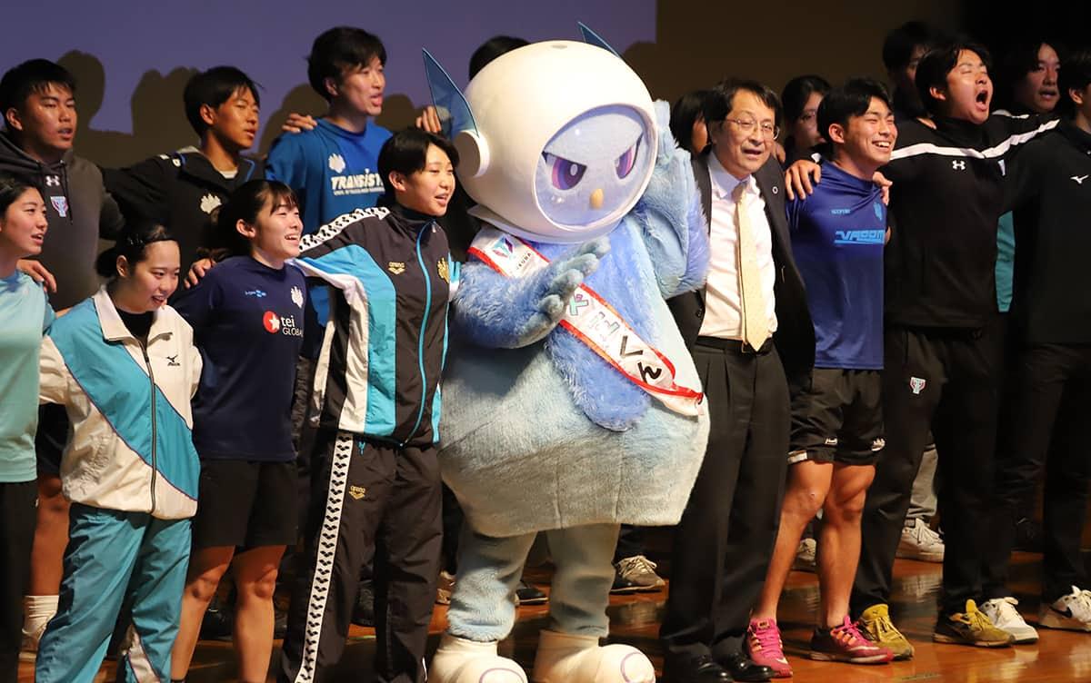 学生たちによる宣揚歌の合唱