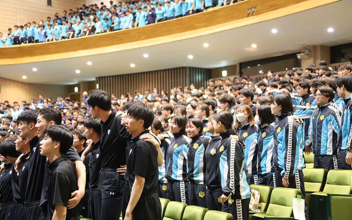 学生たちによる宣揚歌の合唱