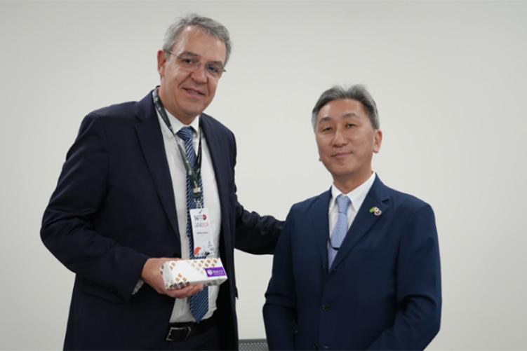 Capelato事務局長(SEMESP)（左）と大根田国際局長（右）