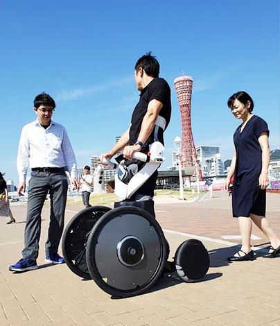 立って暮らせる車いすQolo