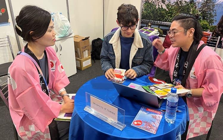 日本留学相談デスクの様子