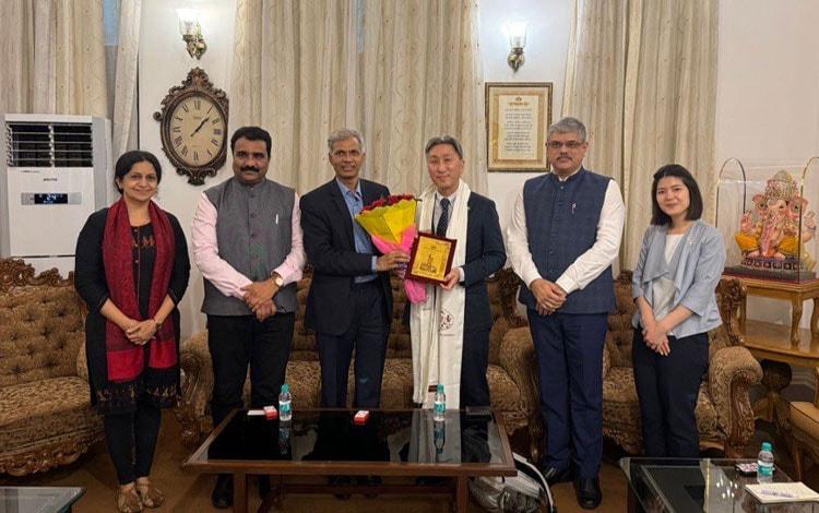 中央左からGosavi学長と大根田局長