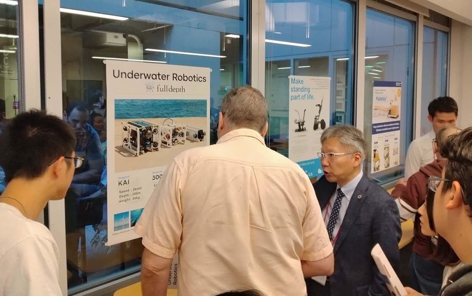 個別質問に対して説明する筑波大学発ベンチャーFulldepth関係者