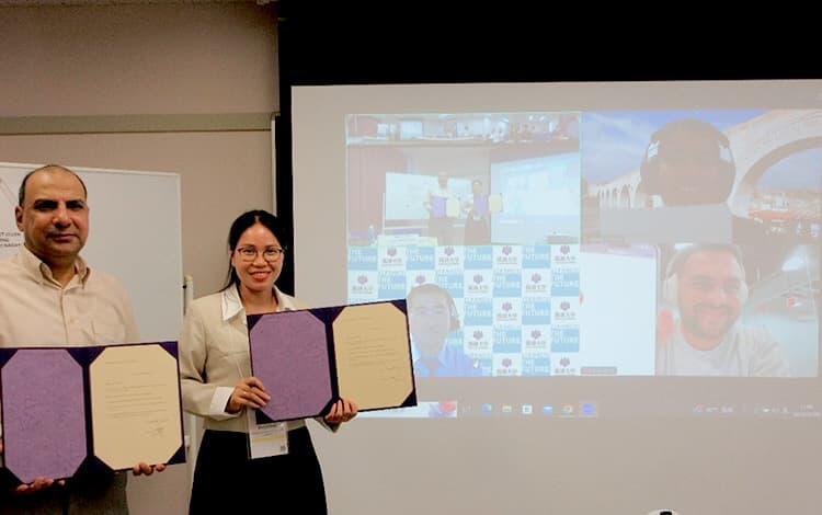 署名した宣誓書を掲げるTUAN役員たち