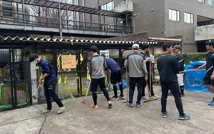 清掃活動を行う野球部の写真