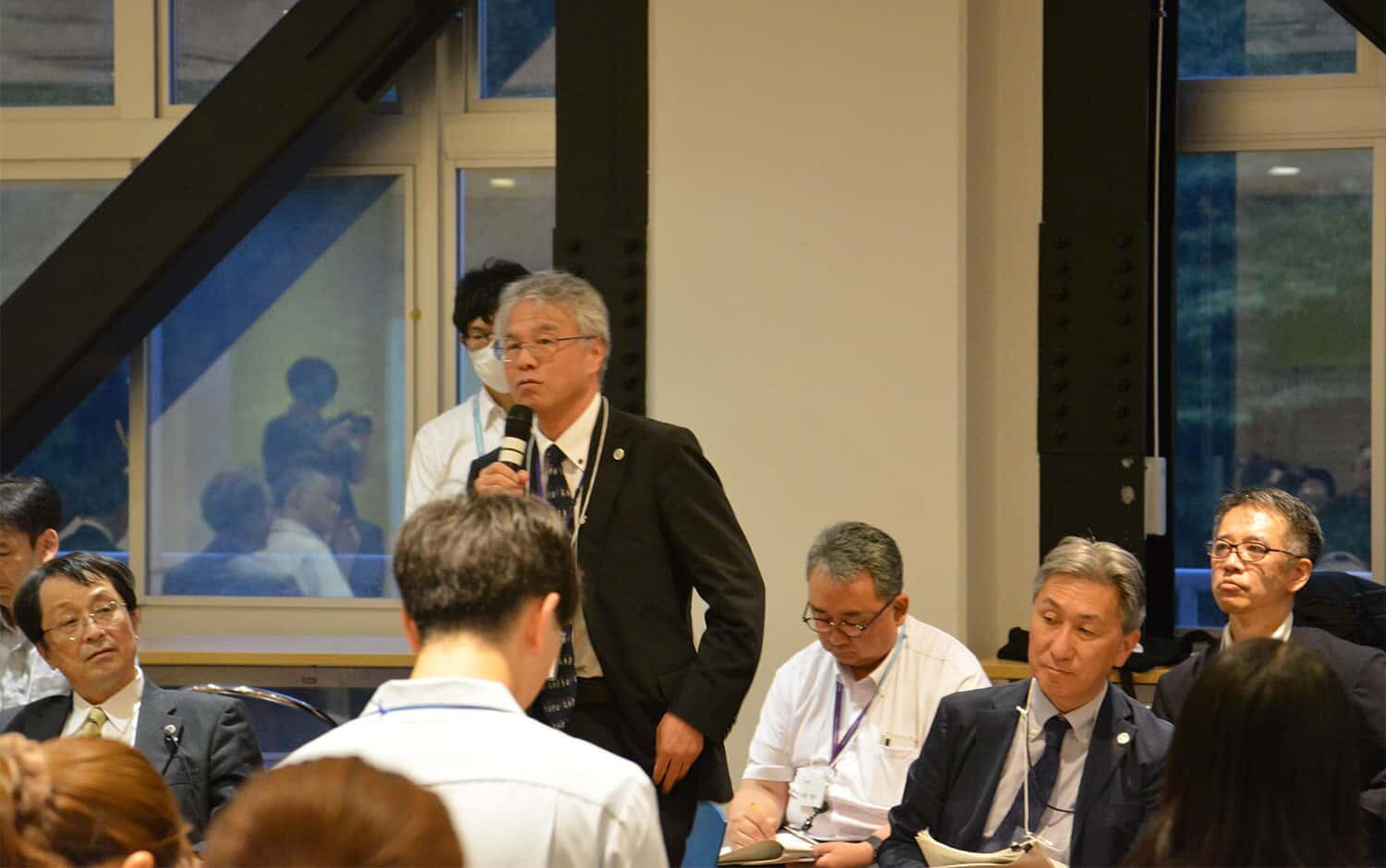 写真：懇談の様子