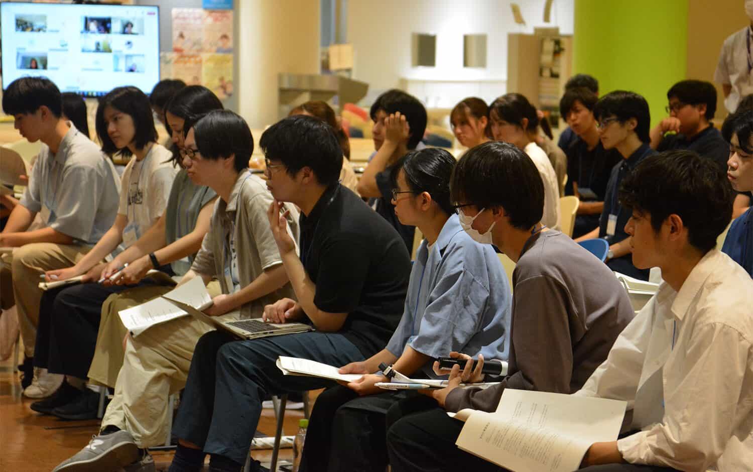 写真：懇談の様子