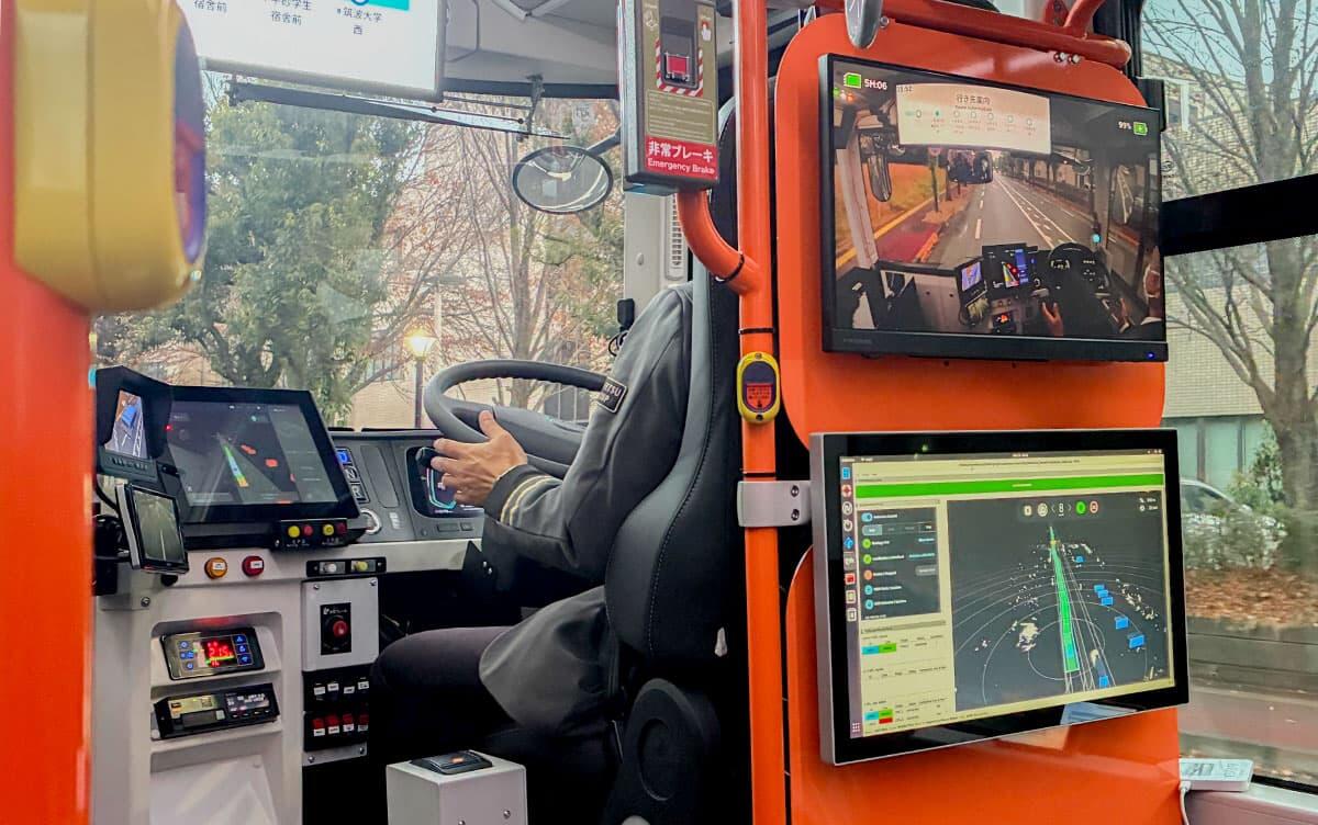 自動運転バス運転席の写真